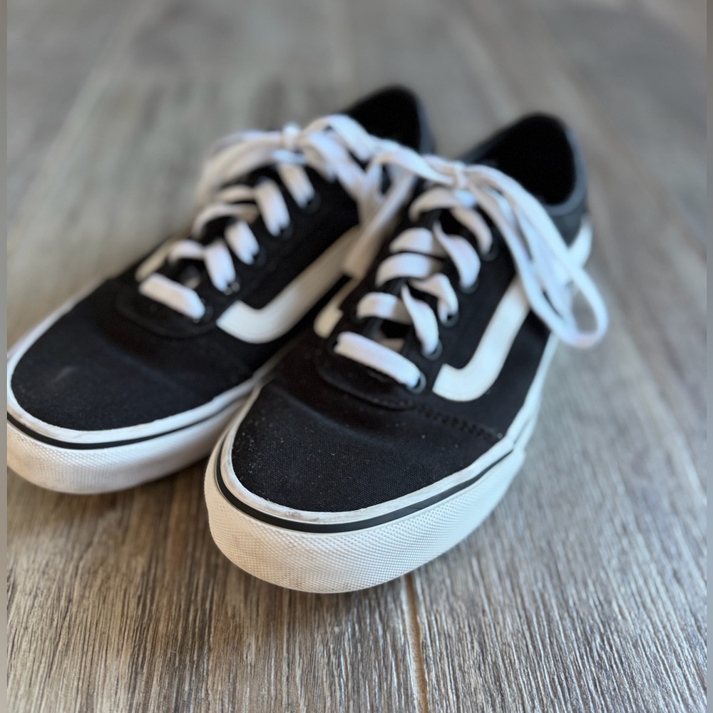 Vans Black White Low Top Sneakers Women’s Size 8 Classic Skate Shoes